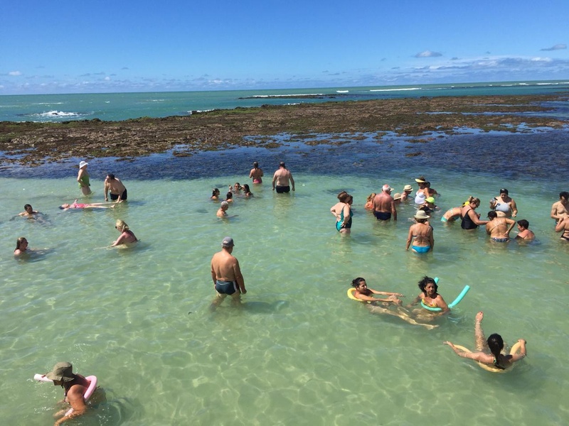 imagem de pessoas numa piscina natural em joão pessoa