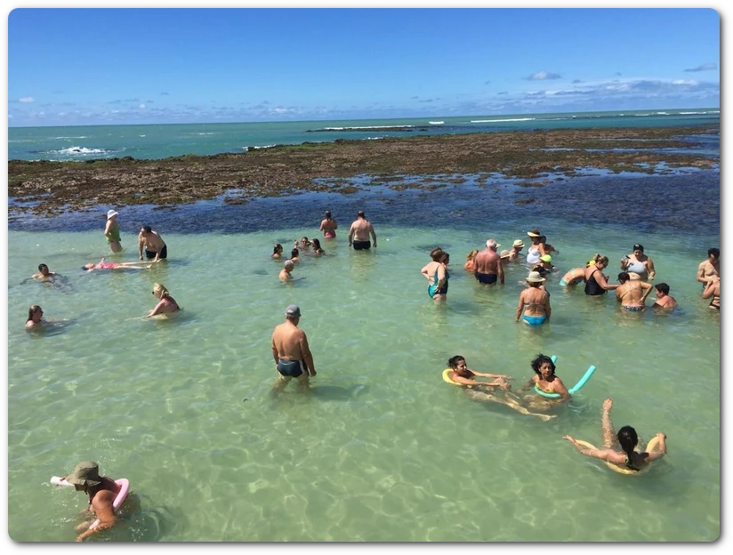 imagem de pessoas numa piscina natural em joão pessoa